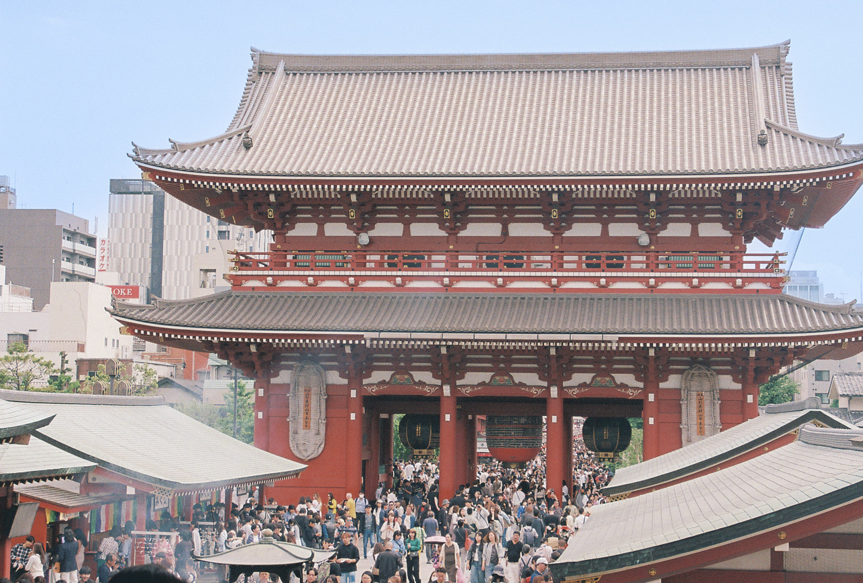 Crowds beneath the towering red Hōzōmon gate at Sensō-ji temple in Asakusa